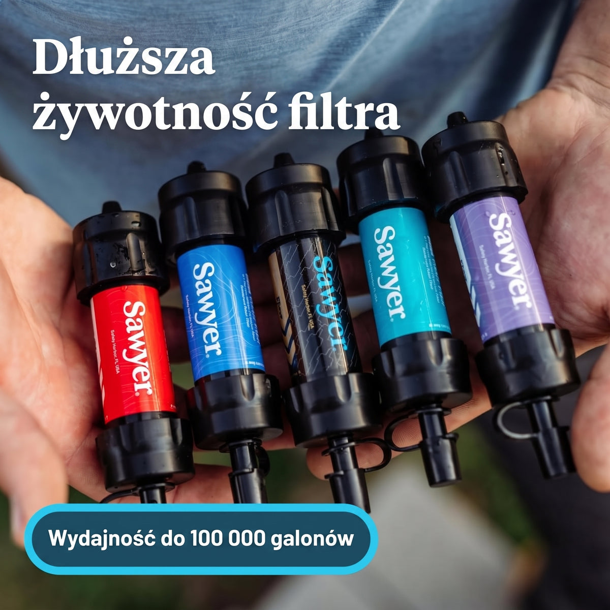 Filtr turystyczny do wody — kilka wersji kolorystycznych filtrów trzymanych w dłoni