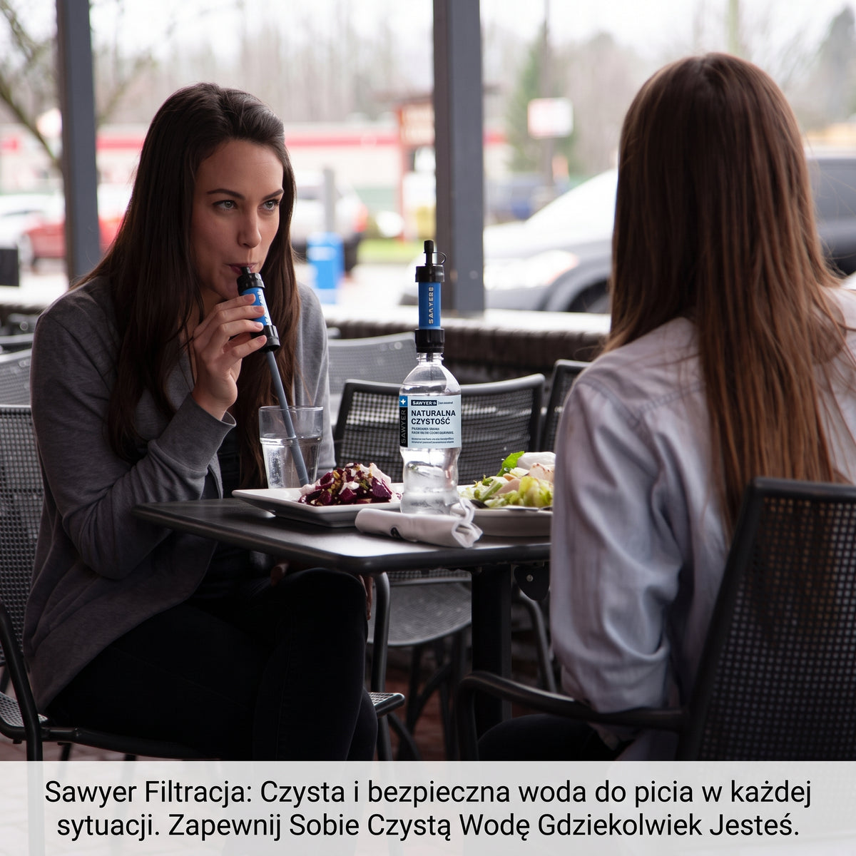 Filtr turystyczny do wody — osoba używająca filtra przy stoliku