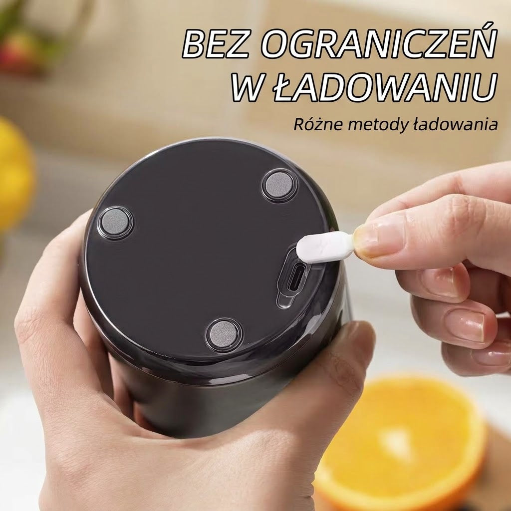 Blender przenośny — zbliżenie podłączania przewodu do gniazda ładowania