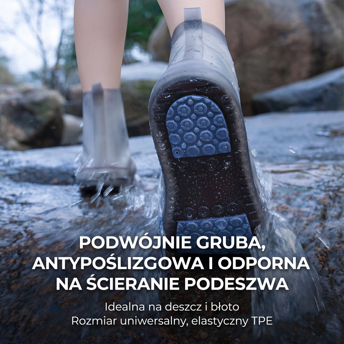 Nakładki na buty — zbliżenie podeszwy podczas chodzenia po kamieniach
