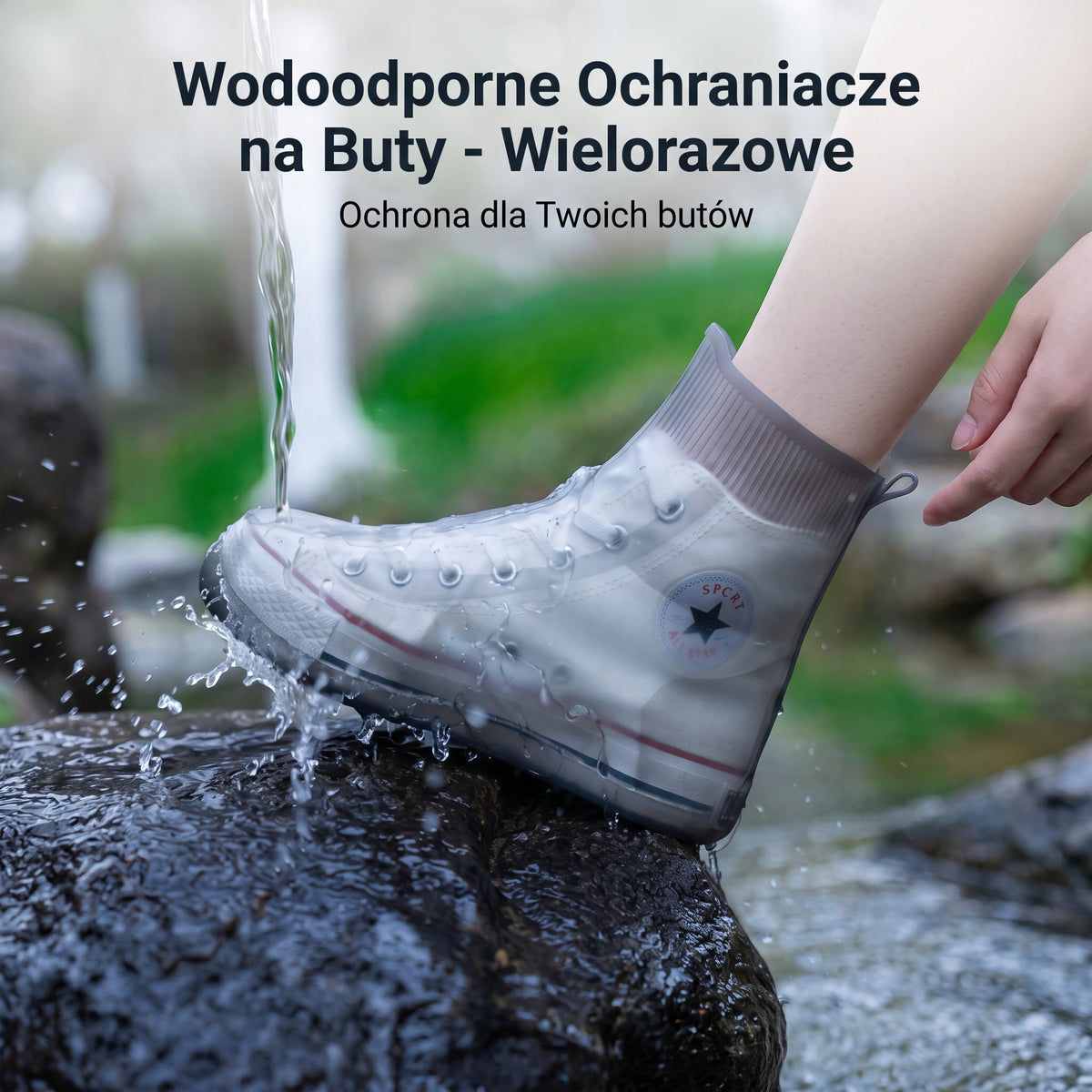 Nakładki na buty — szara nakładka na bucie nad mokrym kamieniem