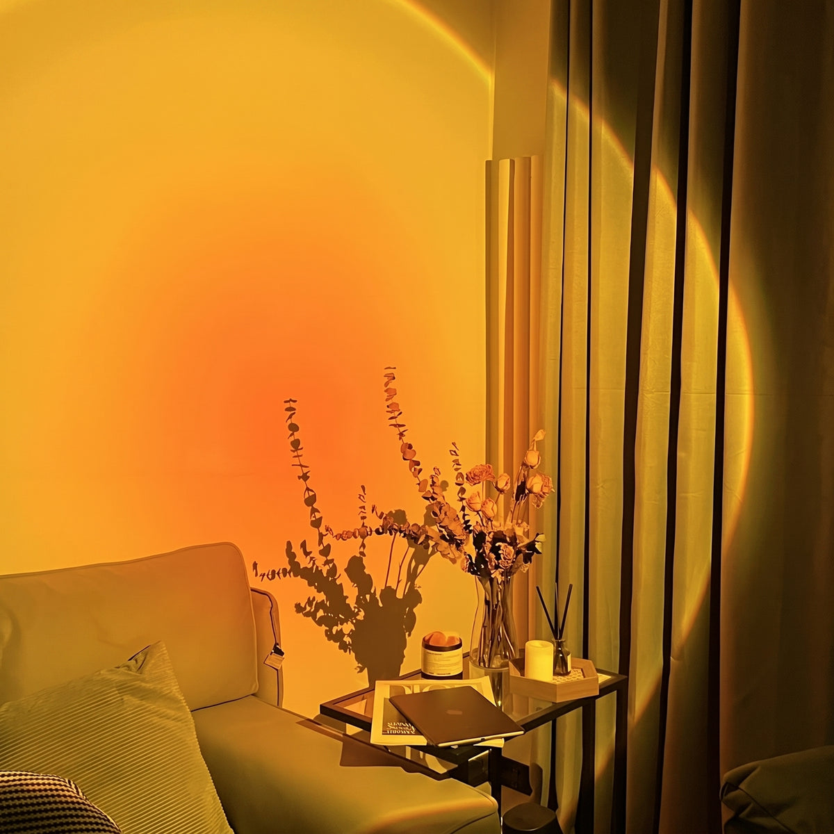Lampa Sunset — pomarańczowe światło przy stoliku i wazonie