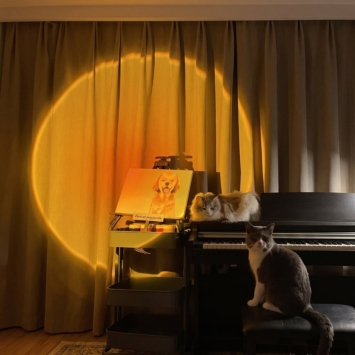 Lampa Sunset — okrąg światła na zasłonach przy pianinie