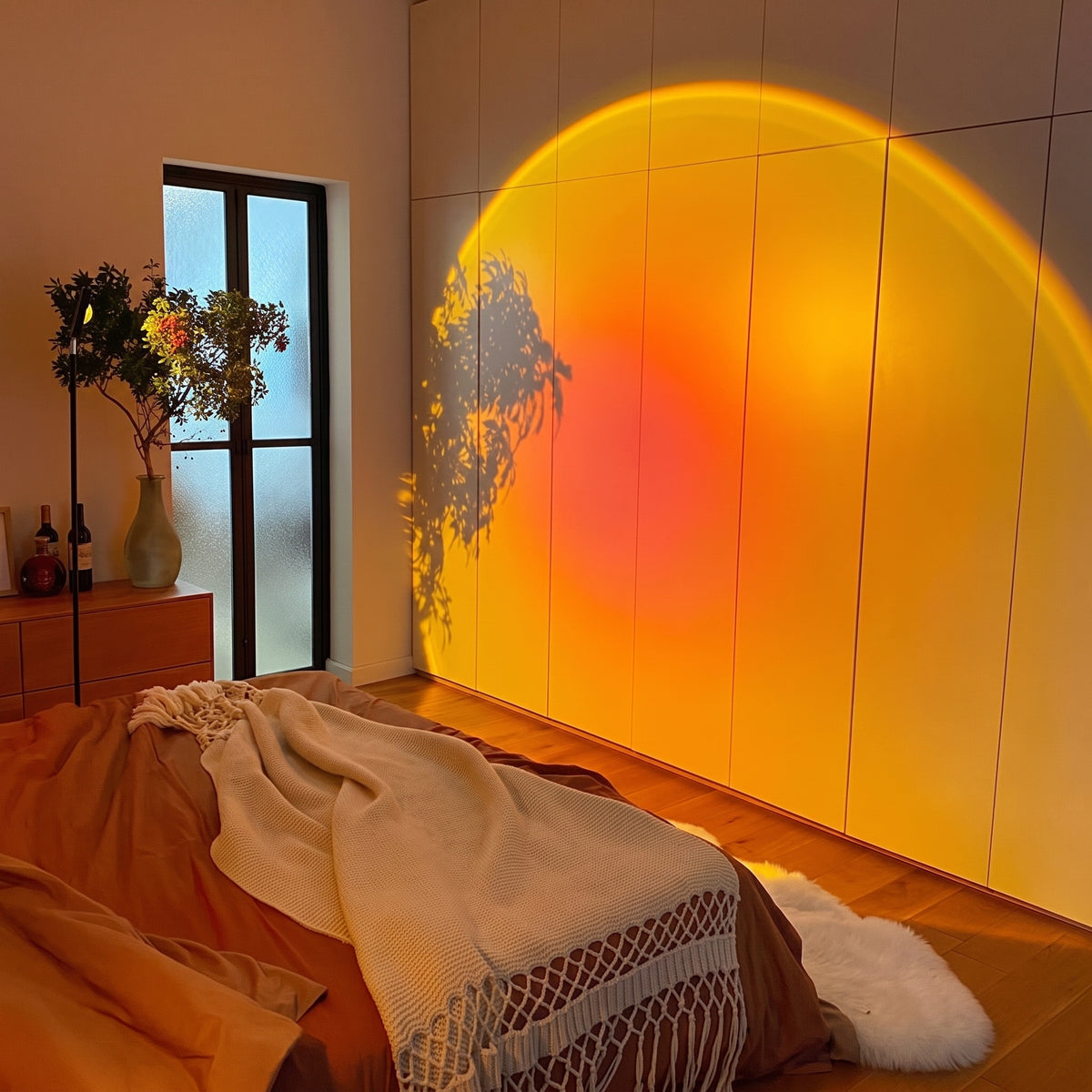 Lampa Sunset — okrągła projekcja na szafie